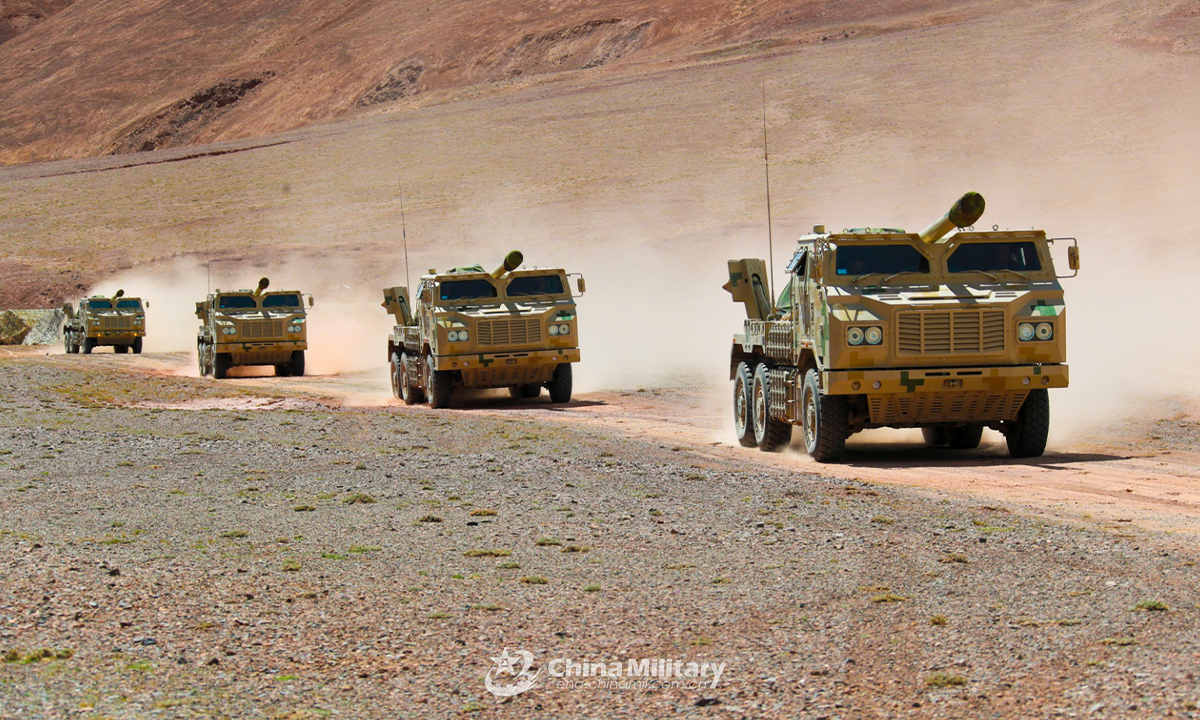 Vehicle-mounted howitzers attached to an artillery regiment under the PLA Xinjiang Military Command rumble through mountainous areaduringthe tactical maneuver training on August 16, 2022. (eng.chinamil.com.cn/Photo by Chen Ming)