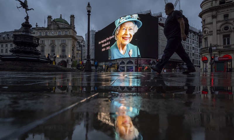 A screen commemorating Britain's Queen Elizabeth II is seen in London, Britain, on Sept. 9, 2022. (Photo by Stephen Chung/Xinhua)