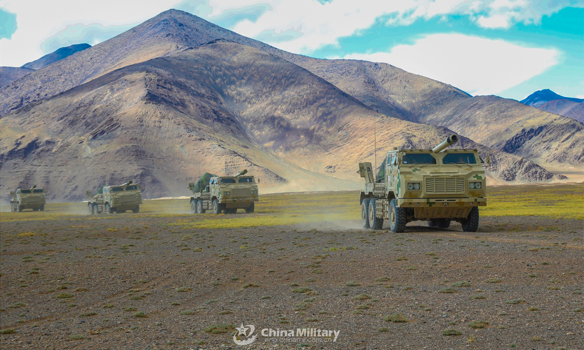 Vehicle-mounted howitzers attached to an artillery regiment under the PLA Xinjiang Military Command rumble through mountainous areaduringthe tactical maneuver training on August 16, 2022. (eng.chinamil.com.cn/Photo by Chen Ming)
