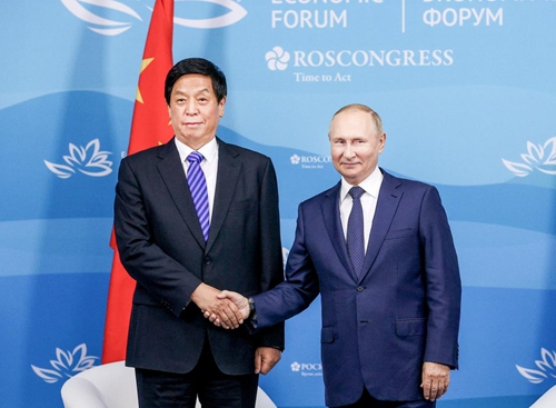 Li Zhanshu, chairman of China's National People's Congress (NPC) Standing Committee, meets with Russian President Vladimir Putin in Russia's far eastern city of Vladivostok, Sept. 7, 2022.Photo:Xinhua