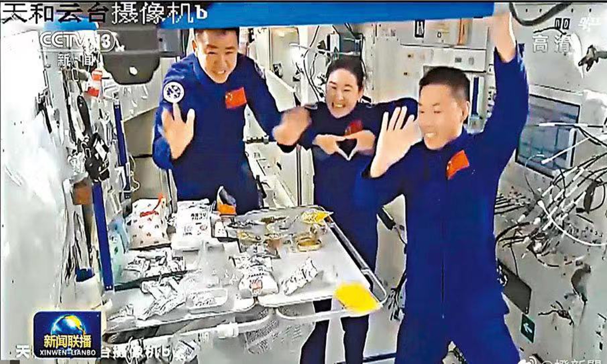 China's Shenzhou 14 crew spent the Mid-Autumn Festival in space for the first time, enjoying food including moon cakes and lettuce grown by themselves in space, which was also the first time astronauts enjoyed vegetables grown in space.Source: CCTV News
