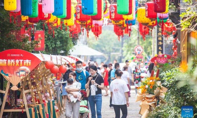 People visit a lantern fair during the Mid-Autumn Festival holiday in Nanjing, east China's Jiangsu Province, Sept. 11, 2022.Photo:Xinhua