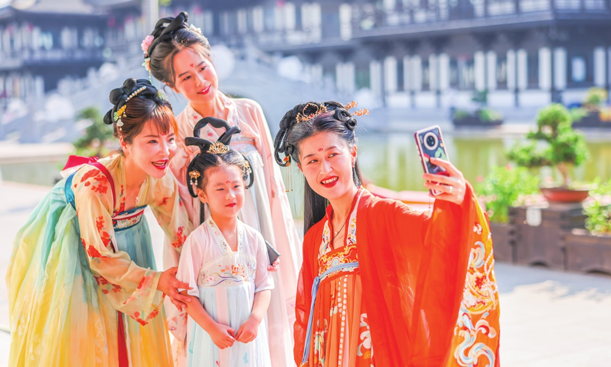 Hanfu lovers in Huaibei, East China's Anhui Province, take selfies. Photo: VCG