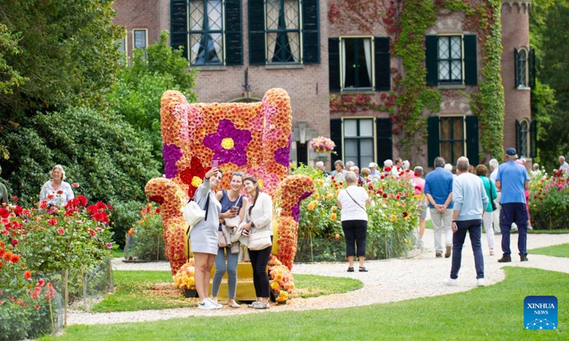 Visitors enjoy dahlia flowers at the Keukenhof Castle in Lisse, the Netherlands, on Sept. 11, 2022.Photo:Xinhua