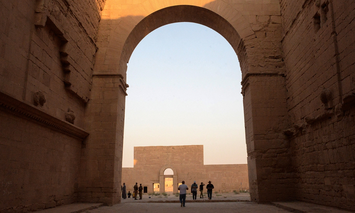 A group of tourists visit the ancient city of Hatra in northern Iraq on September 10, 2022. Photo: AFP