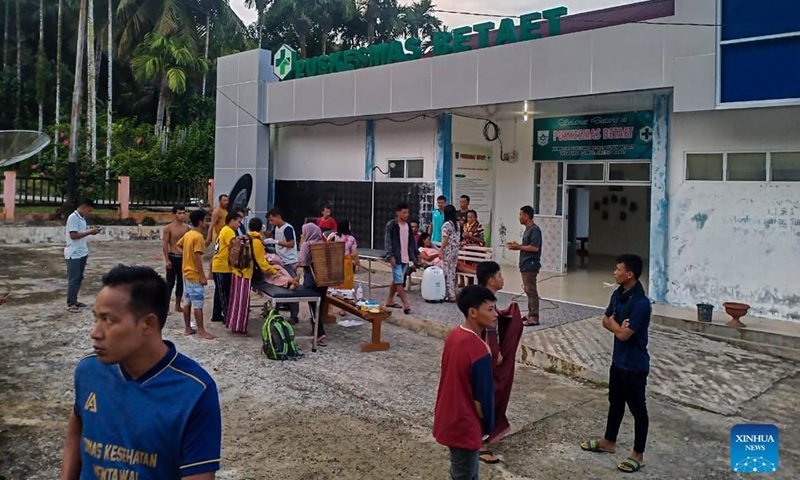 Cellphone photo provided by Indonesia's National Disaster Management Agency (BNPB) shows people gathering outside a public health building after an earthquake hit the province of West Sumatra, Indonesia, Sept. 11, 2022.Photo:Xinhua