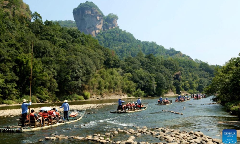 People take bamboo rafts to appreciate scenery during the Mid-Autumn Festival holiday in the Wuyishan National Park, southeast China's Fujian Province, Sept. 11, 2022.Photo:Xinhua