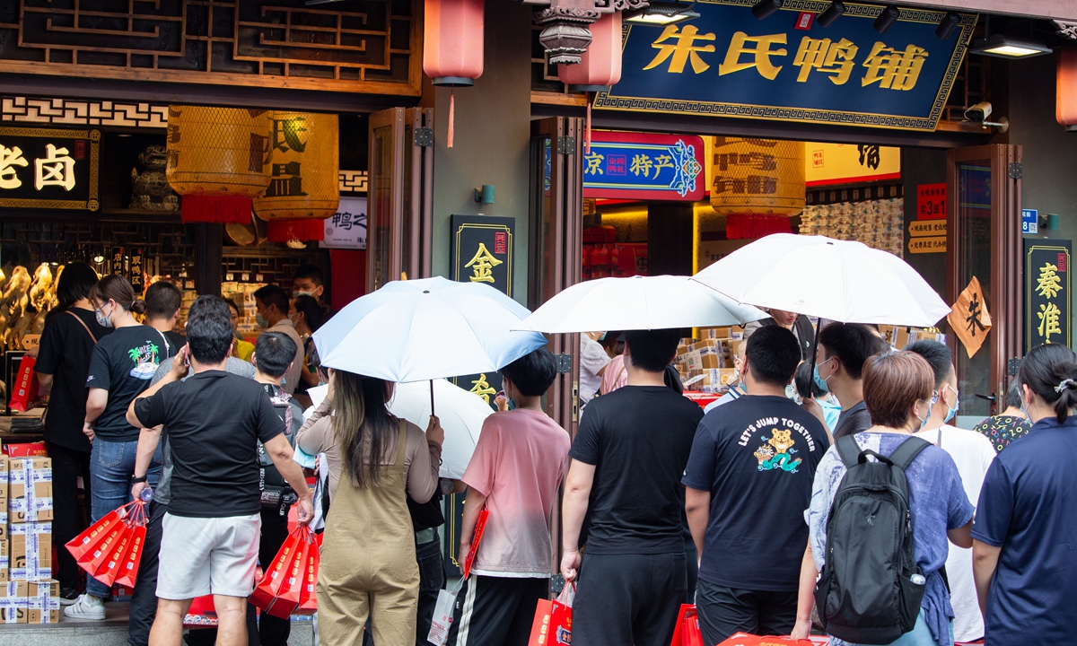 Tourists queue up to buy salted duck, a famous local specialty, at a scenic spot in Nanjing, East China's Jiangsu Province on September 11, 2022. With tourists pouring in, Nanjing's consumer market has seen a surge during the four-day Mid-Autumn Festival holidays. 
Photo: VCG