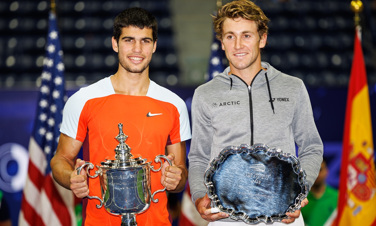 Carlos Alcaraz (left) and Casper Ruud pose with their trophies on September 11, 2022 in New York City. Photo: VCG