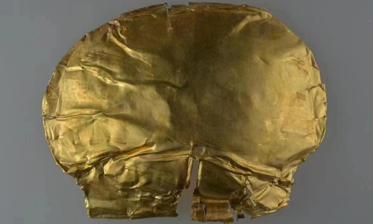 The gold mask excavated from the ancient noble tomb Photo:Xinhua