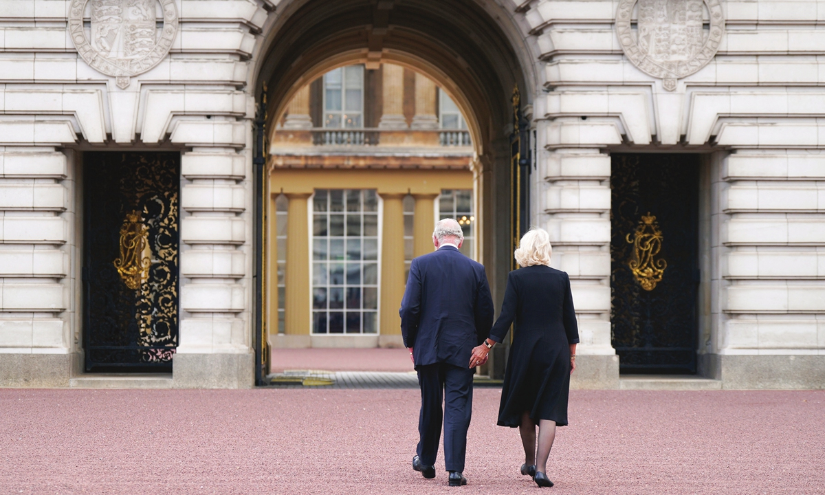 King Charles III (left) and the Queen consort enter the Buckingham Palace, on September 9, 2022. Photo: VCG