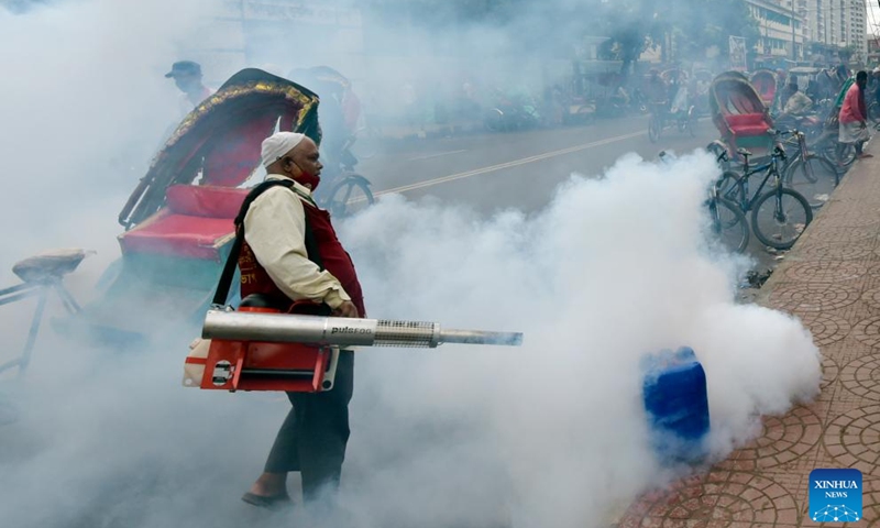 A staff member sprays anti-mosquito fog in Dhaka, Bangladesh, Sept. 11, 2022.Photo:Xinhua