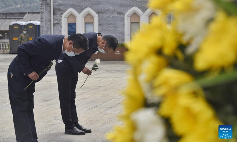 People mourn for the victims of the earthquake during a memorial service in Moxi Town of Luding County, southwest China's Sichuan Province, Sept. 12, 2022.Photo:Xinhua