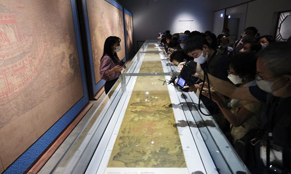 A famous painting of the Southern Song Dynasty <em>The Autumn Landscape</em>, a national treasure on loan from the Palace Museum in Beijing, is on display in Hong Kong Palace Museum.Source: China News Service