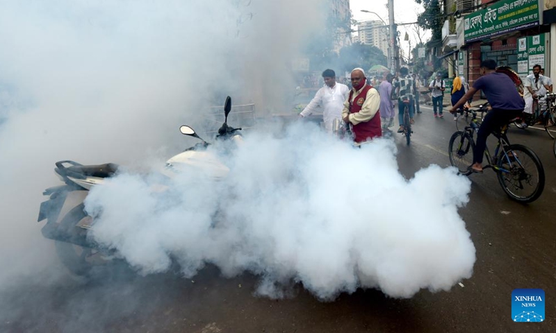 A staff member sprays anti-mosquito fog in Dhaka, Bangladesh, Sept. 11, 2022.Photo:Xinhua