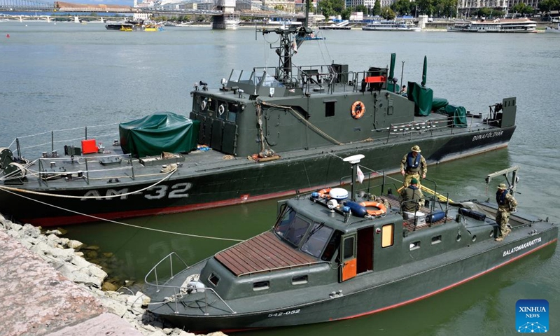 Bomb squad boats are seen in front of Chain Bridge before defusing a 100-kilogram World War II bomb in downtown Budapest, Hungary, Sept. 12, 2022.Photo:Xinhua