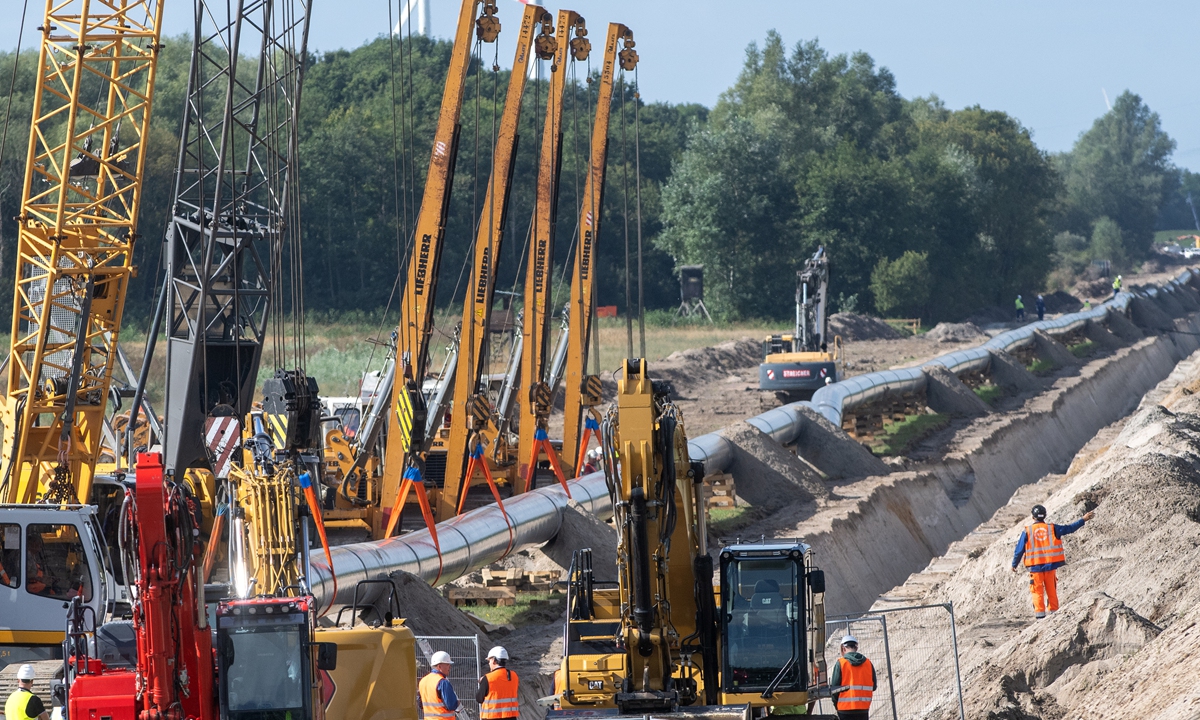 Workers construct a pipeline for transporting natural gas from the new, nearby liquefied natural gas terminal to the Etzel underground storage facility near Wilhelmshaven, Germany on September 13, 2022. The new terminal will allow the docking of floating storage and regasification units. Photo: VCG