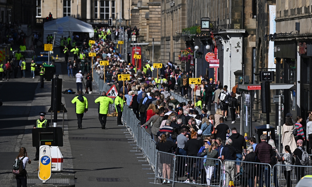 People line up outside St Giles' Cathedral in Edinburgh, Scotland on September 13, 2022, to pay their respects before the coffin of Queen Elizabeth II lying at rest. Photo: AFP