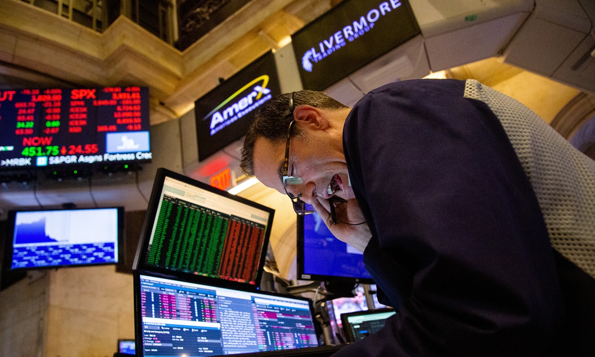 A trader works on the floor of the New York Stock Exchange (NYSE) in New York on local time September 13, 2022 as higher-than-expected inflation caused capital markets to dive. Photo: Xinhua