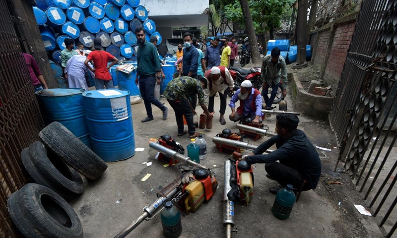 Staff members prepare for mosquito repellent fumigation in Dhaka, Bangladesh, Sept. 11, 2022.Photo:Xinhua