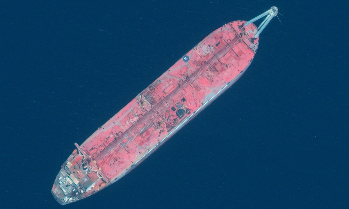 This handout satellite image obtained courtesy of Maxar Technologies on July 19, 2020 shows a close up view of the FSO Safer oil tanker on June 19, 2020 off the port of Ras Isa. Photo: VCG