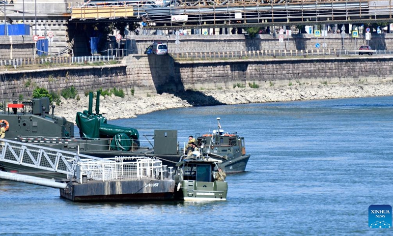 Bomb squad boats are seen in front of Chain Bridge before defusing a 100-kilogram World War II bomb in downtown Budapest, Hungary, Sept. 12, 2022.Photo:Xinhua