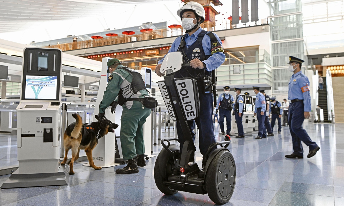 Police officers patrol at Tokyo's Haneda airport in Tokyo, Japan on September 13, 2022, ahead of the September 27 state funeral of slain former Japanese prime minister Shinzo Abe. The majority of people expressed their disapproval of holding a state funeral for Abe in a street survey conducted in west Japan, said The Mainichi. Photo: VCG