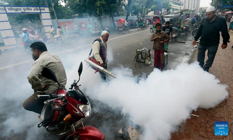 A staff member sprays anti-mosquito fog in Dhaka, Bangladesh, Sept. 11, 2022.Photo:Xinhua