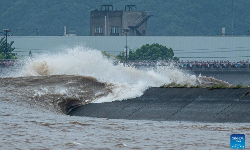 Photo taken on Sept. 13, 2022 shows a view of the tidal bore of the Qiantang River in Hangzhou, east China's Zhejiang Province. The Qiantang River tidal bore, famous for its height and speed, is a traditional tourist attraction here.(Photo: Xinhua)