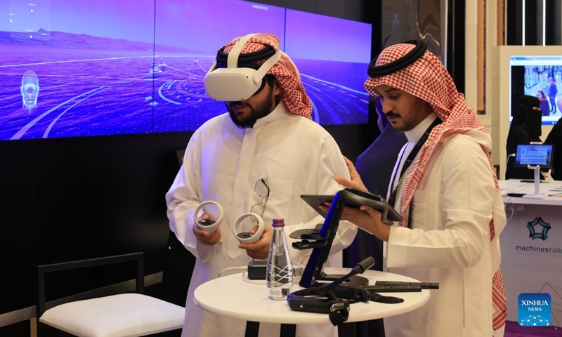 A visitor experiences VR glasses at the 2022 Global AI Summit in Riyadh, Saudi Arabia, on Sept. 13, 2022. The 2022 Global AI Summit kicked off in Riyadh on Tuesday.(Photo: Xinhua)