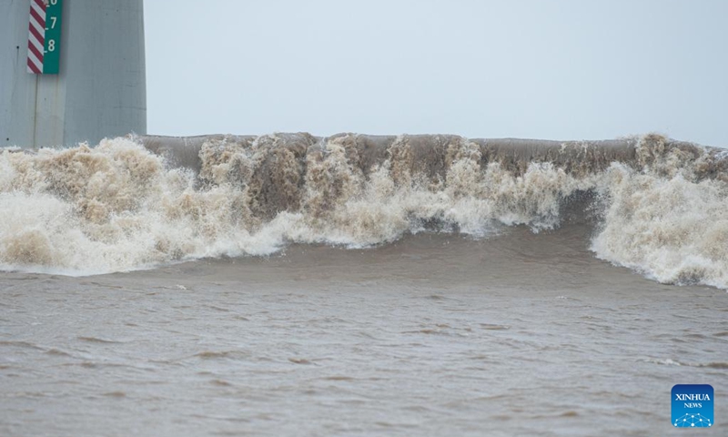Photo taken on Sept. 13, 2022 shows a view of the tidal bore of the Qiantang River in Hangzhou, east China's Zhejiang Province. The Qiantang River tidal bore, famous for its height and speed, is a traditional tourist attraction here.(Photo: Xinhua)