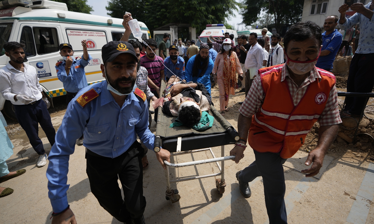 A passenger injured in a bus accident is brought for treatment at a hospital in Jammu, the winter capital of Indian-controlled Kashmir, on September 14, 2022. The minibus tumbled into a deep gorge, killing 11 people and injuring at least 19 others, officials said. Photo: VCG