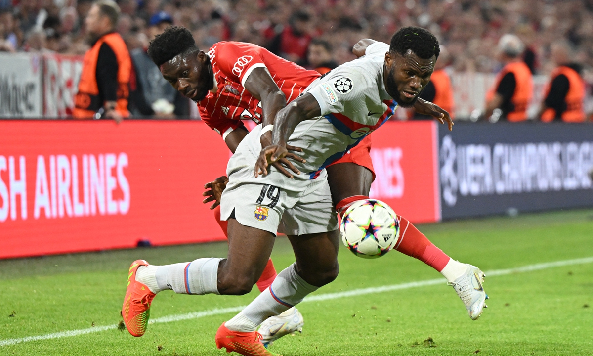 Barcelona's Franck Kessie (right) and Bayern Munich's Alphonso Davies vie for the ball in Munich, southern Germany on September 13, 2022. Photo: AFP