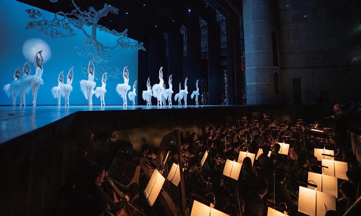 The National Ballet of China(NBC) presents a brandnew Chinese version of the dance classic <em>The Nutcracker</em> as a special stage performance to celebrate the 20-year career of conductor Zhang Yi from September 15 to 18, 2022. Photo: Courtesy of NBC
