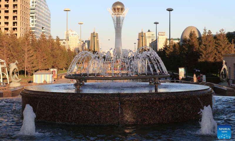 Photo taken on Sept. 9, 2022 shows a fountain with the background of the Baiterek Tower, a landmark tourist site of Nur-Sultan, Kazakhstan.(Photo: Xinhua)