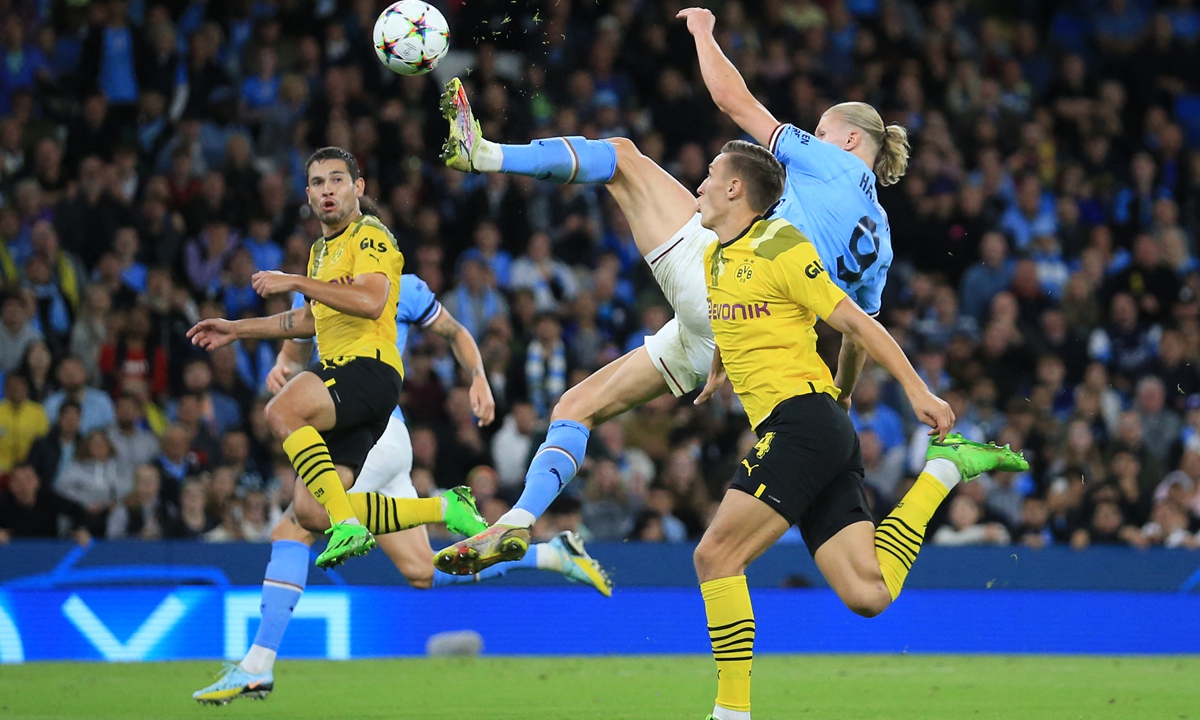Manchester City's Erling Haaland (in blue) shoots to score his team's second goal during the UEFA Champions League group G soccer match at the Etihad Stadium in Manchester, the UK on September 14, 2022. Photo: AFP