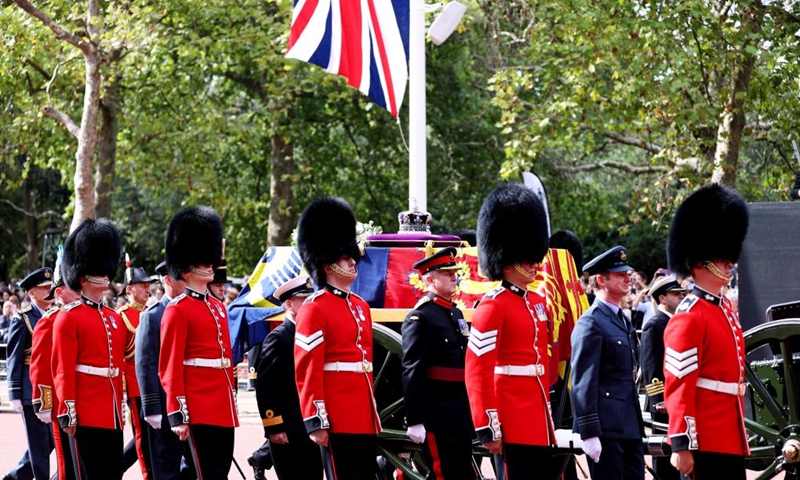 Guards escort the coffin of Queen Elizabeth II during a procession from Buckingham Palace to the Westminster Hall for the Queen's lying-in-state in London, Britain, on Sept. 14, 2022.(Photo: Xinhua)