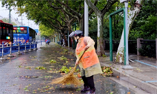 Cities in Jiangsu suspend classes after the strongest Typhoon Muifa makes landfall twice in neighboring Zhejiang, Shanghai
