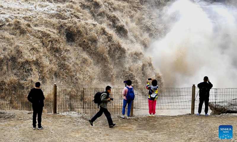Tourists view the scenery of the Hukou Waterfall on the Yellow River in northwest China's Shaanxi Province, Sept. 15, 2022. Hukou waterfall is witnessing an increasing water flow lately.(Photo: Xinhua)