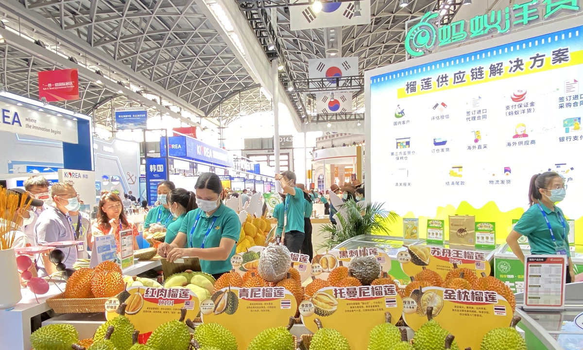 Visitors crowd a stall showcasing Malaysian and Thailand durians at the 19th China-ASEAN Expo (CAEXPO) in Nanning, capital of South China's Guangxi Zhuang Autonomous Region, on September 16, 2022. The four-day CAEXPO has attracted more than 1,600 firms to its in-person event. Photo: Li Qiaoyi/ Global Times 