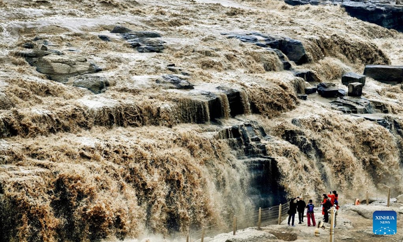 Tourists view the scenery of the Hukou Waterfall on the Yellow River in northwest China's Shaanxi Province, Sept. 15, 2022. Hukou waterfall is witnessing an increasing water flow lately.(Photo: Xinhua)