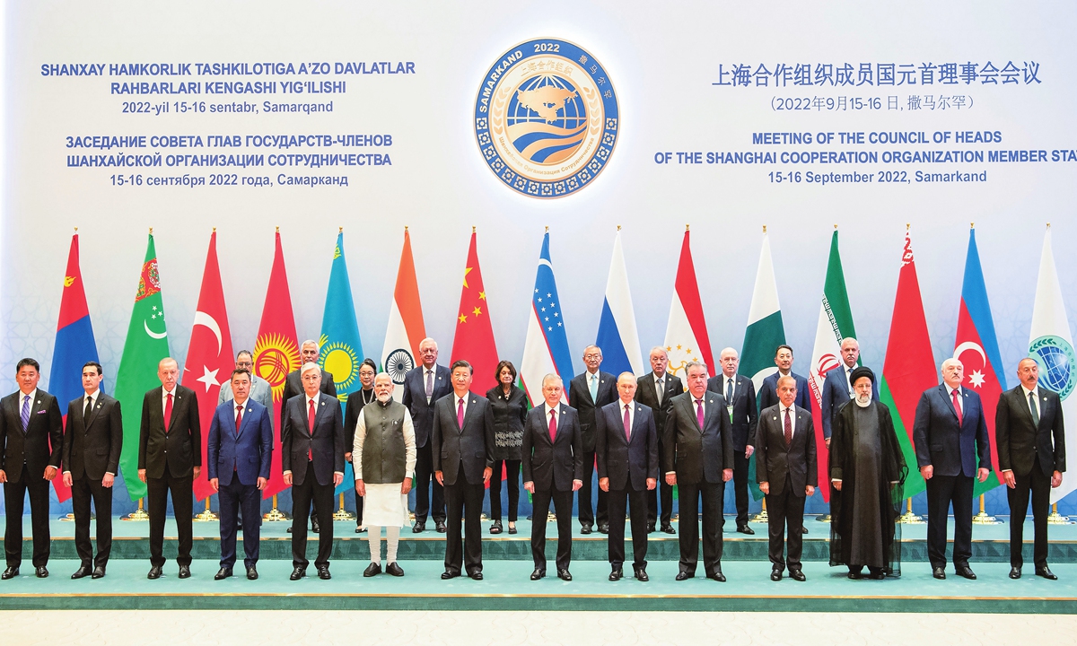 Chinese President Xi Jinping (seventh from left, front) and leaders of other Shanghai Cooperation Organization (SCO) member states, observer states and dialogue partners pose for a photo before the 22nd meeting of the Council of Heads of State of the SCO on September 16, 2022, in Samarkand, Uzbekistan. Photo: Xinhua