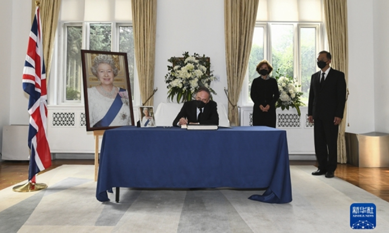 On September 12, 2022, Vice President Wang Qishan visited the British Embassy in China to extend condolences over the passing of Queen Elizabeth II. Photo: fmprc.gov.cn