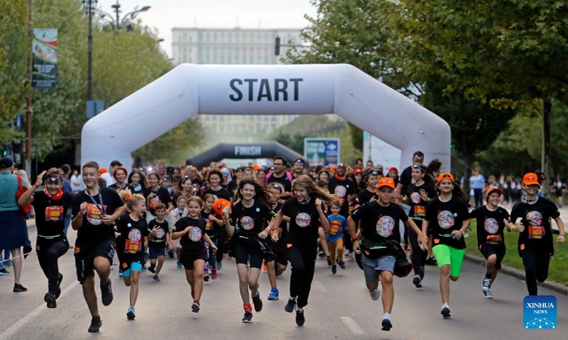 Runners start during the Color Run Night fun race in Bucharest, capital of Romania, Sept. 17, 2022.Photo:Xinhua