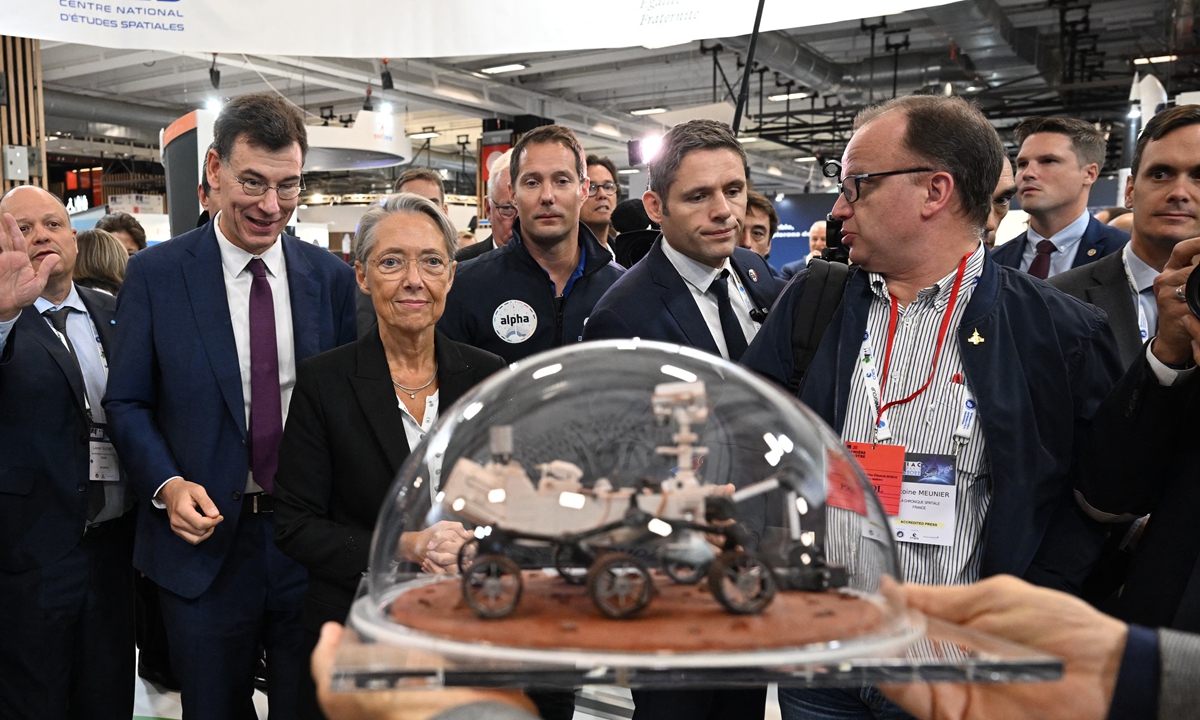 French Prime Minister Elisabeth Borne (third from left), flanked by Chairman of the National Center for Space Studies, scientist and researcher Philippe Baptiste (second from left) and French aerospace engineer, pilot, and European Space Agency astronaut Thomas Pesquet (center), looks at a model rover as she attends the 73rd International Astronautical Congress, held in Paris, on September 18, 2022. Photo: AFP