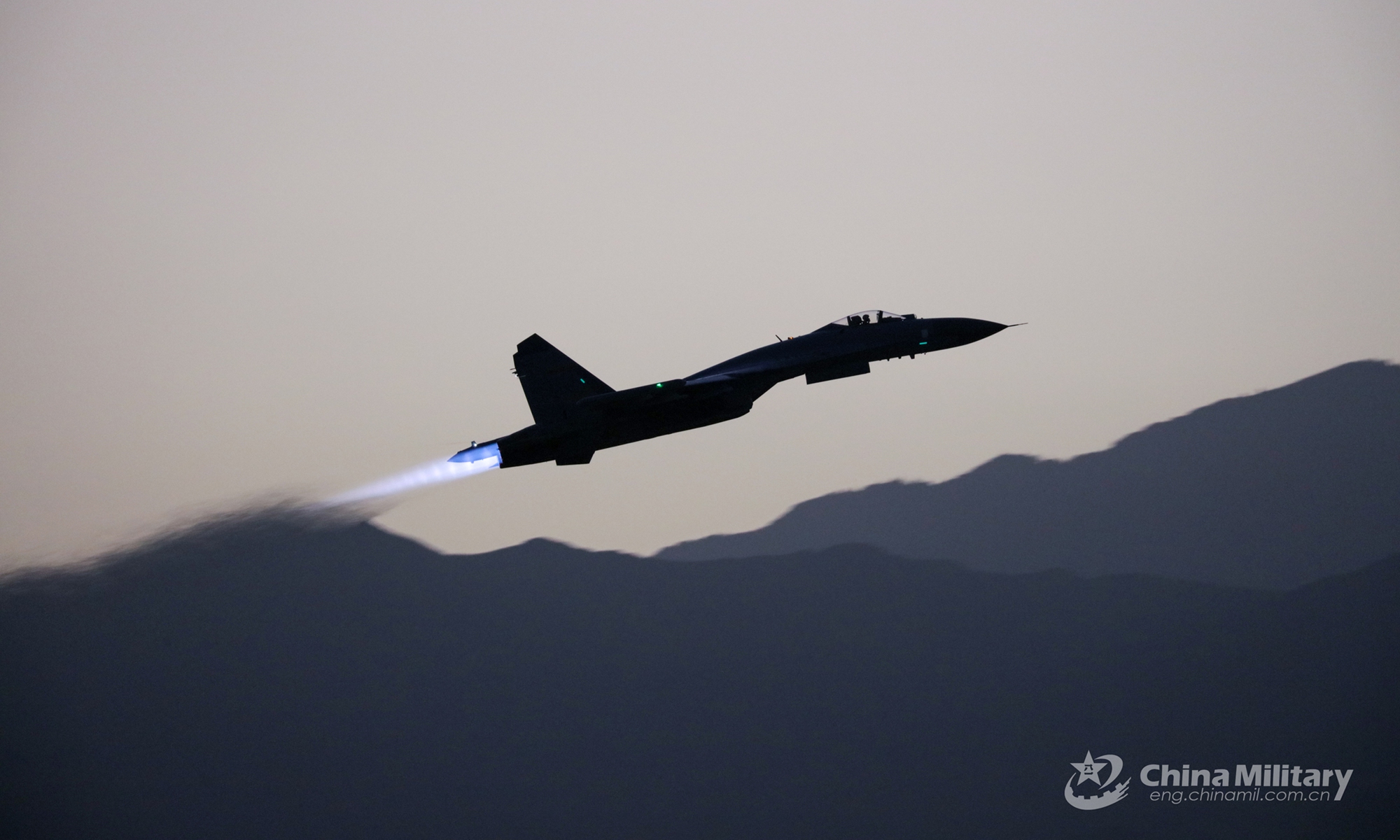 A fighter jet attached to an aviation brigade of the air force under the PLA Western Theater Command takes off to the sky during a round-the-clock training exercise on August 19, 2022. (eng.chinamil.cn/Photo by Yu Zeqi) 
