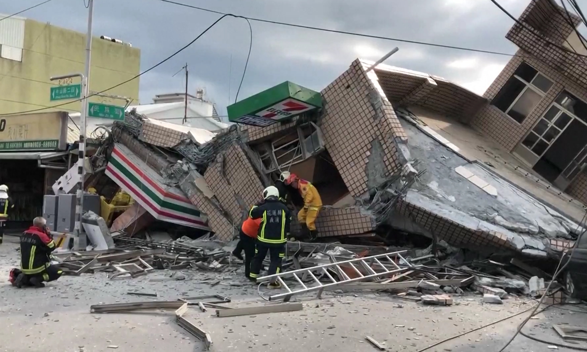 Rescuers in the island of Taiwan search for survivors after a magnitude 6.9 earthquake hit Hualien county in eastern Taiwan, on September 18, 2022. The earthquake has caused at least one death. Photo: VCG