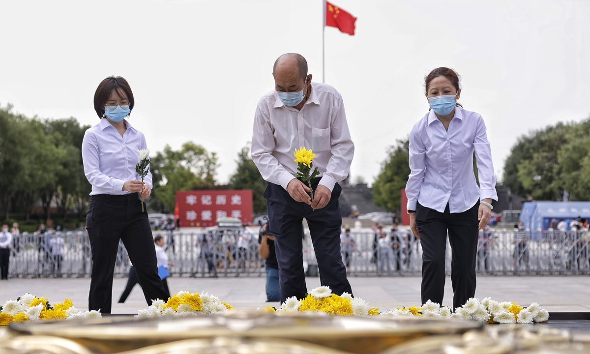 In Beijing, at the Museum of the War of Chinese People's Resistance Against Japanese Aggression, staff members and volunteers mourned the martyrs in the anti-aggression war and presented flowers on September 18, 2022.