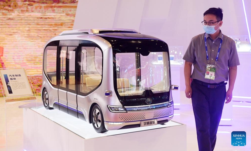 A visitor looks at a model of a self-driving bus during the 19th China-ASEAN Expo at Nanning International Convention and Exhibition Center in Nanning, capital of south China's Guangxi Zhuang Autonomous Region, Sept. 17, 2022.Photo:Xinhua