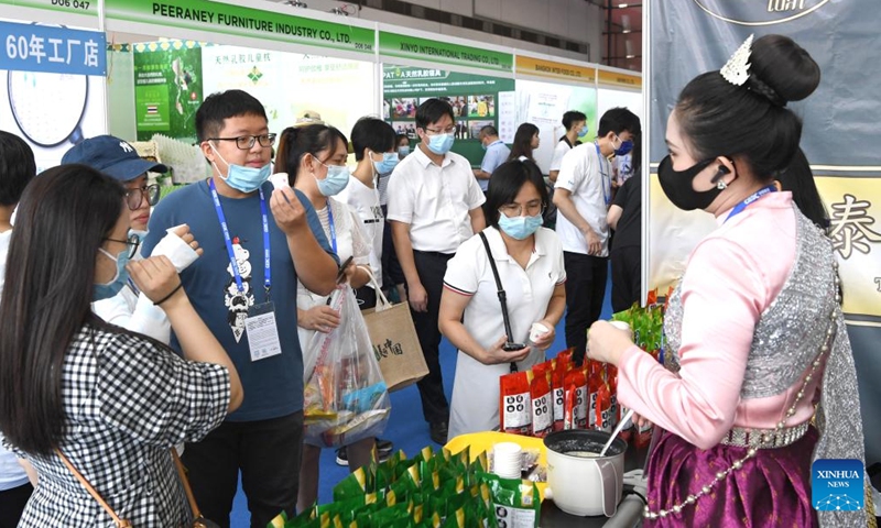 Visitors taste Thai cuisine during the 19th China-ASEAN Expo in Nanning, capital of south China's Guangxi Zhuang Autonomous Region, Sept. 18, 2022. The 19th China-ASEAN Expo, scheduled for Sept. 16 to 19 in Nanning, has attracted a total of 1,653 enterprises to its offline event. A wide range of featured commodities from ASEAN countries have caught visitors' eyes during the expo. (Xinhua/Zhou Hua)
